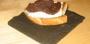 Montadito de tomate, queso y patÃ© de olivas negras