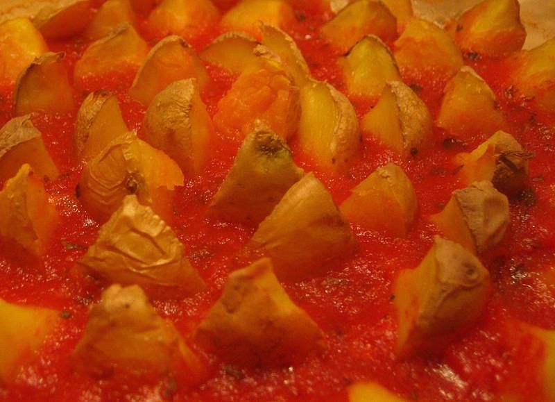 Patatas en cama de tomates